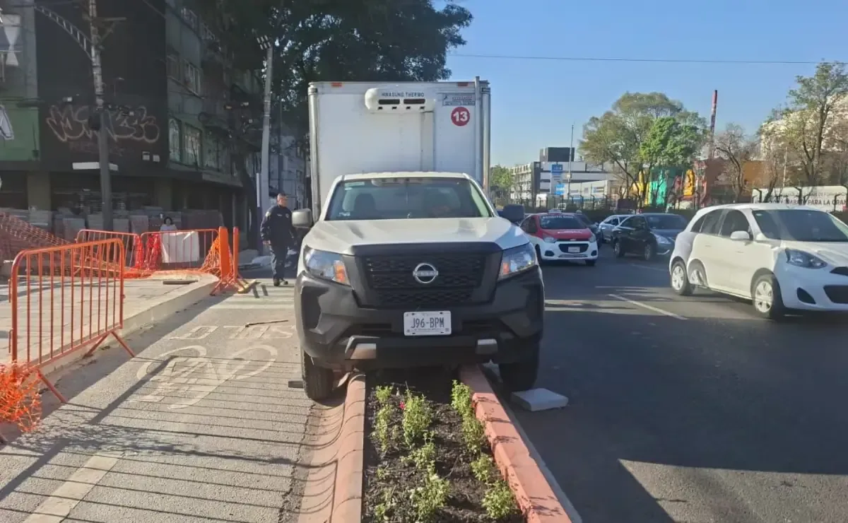 Un incidente vial en la capital generó daños materiales, sin dejar personas lesionadas, en la nueva ciclovía de la zona.