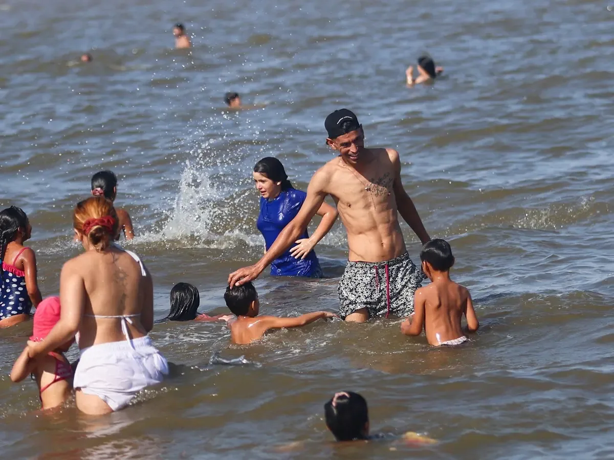 Un informe revela niveles alarmantes de contaminación y falta de advertencias en playas del Río de la Plata.