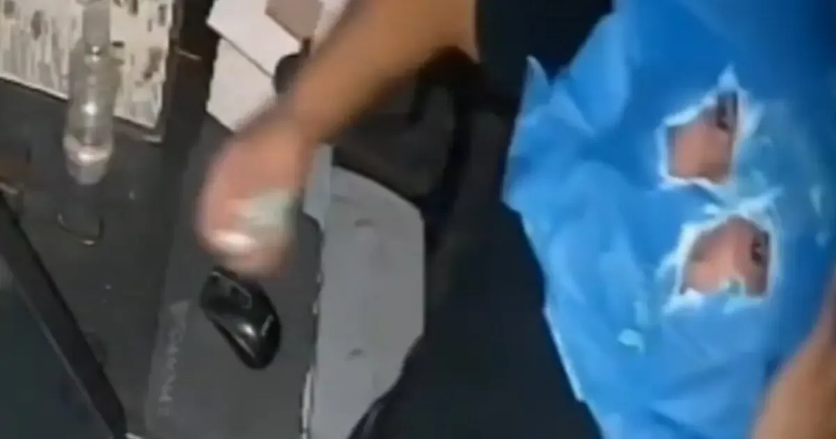 Un inusual robo en Tijuana se vuelve viral al capturar las intentonas del ladrón por ocultar su identidad.