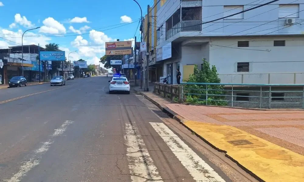 Un joven de 17 años fue trasladado al hospital tras el accidente en la Avenida Uruguay.