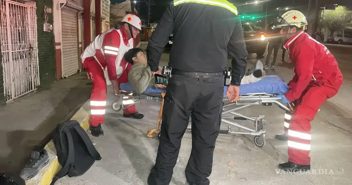 Un joven de 17 años resultó herido al perder el control de su moto por un camión.