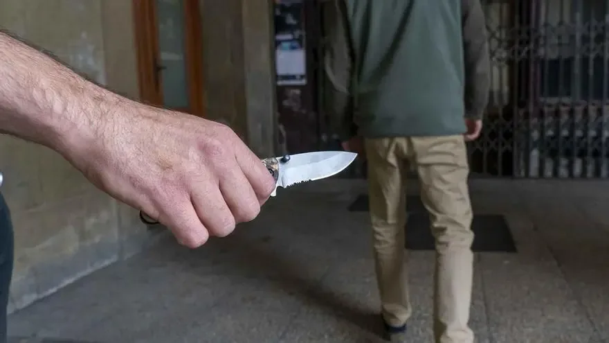 Un joven de 23 años fue arrestado tras herir a otro hombre en un altercado en un departamento.