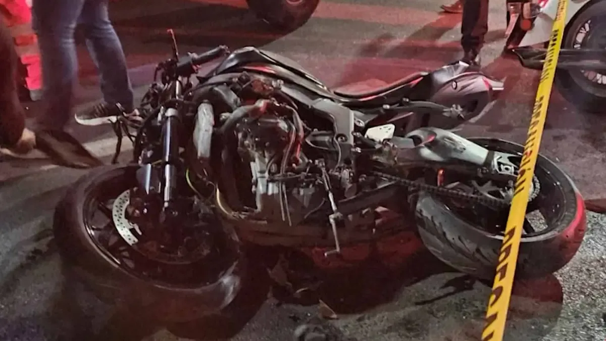 Un joven falleció y otra persona resultó gravemente herida tras un choque en el bulevar Diagonal Reforma.