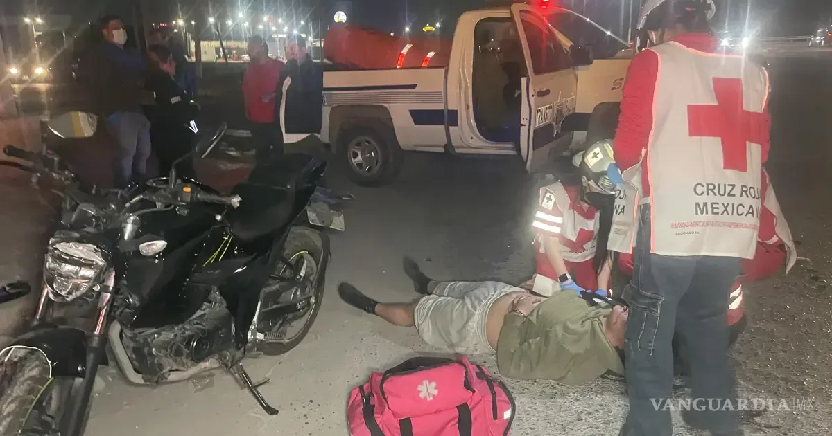 Un joven fue hospitalizado tras colisionar con un vehículo en un cruce en la ciudad.
