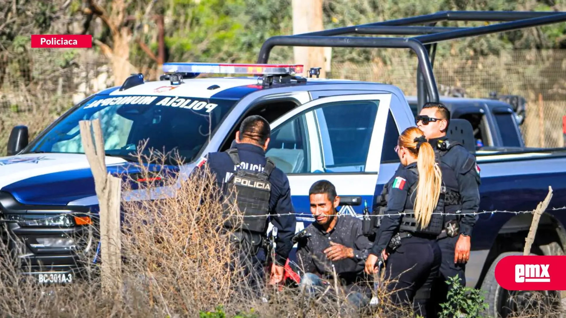 Un joven herido por disparo fue atendido por paramédicos en Tijuana.