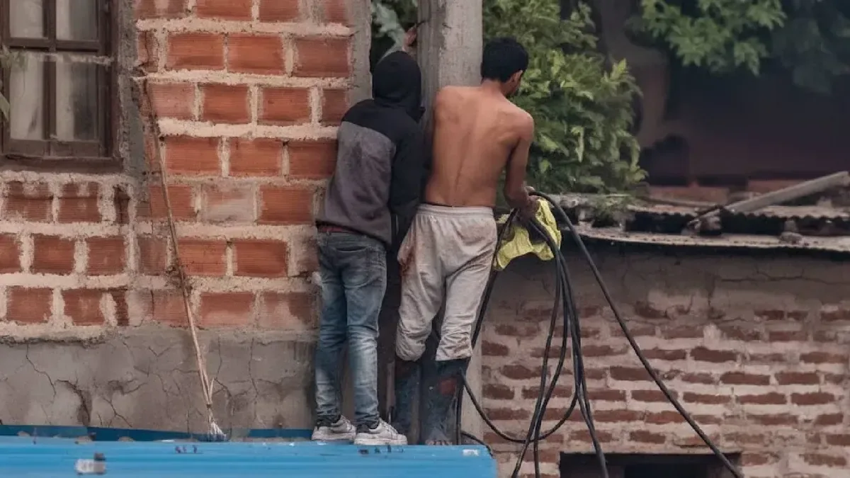 Un joven intentó conectarse a la red eléctrica de forma ilegal y sufrió una descarga.
