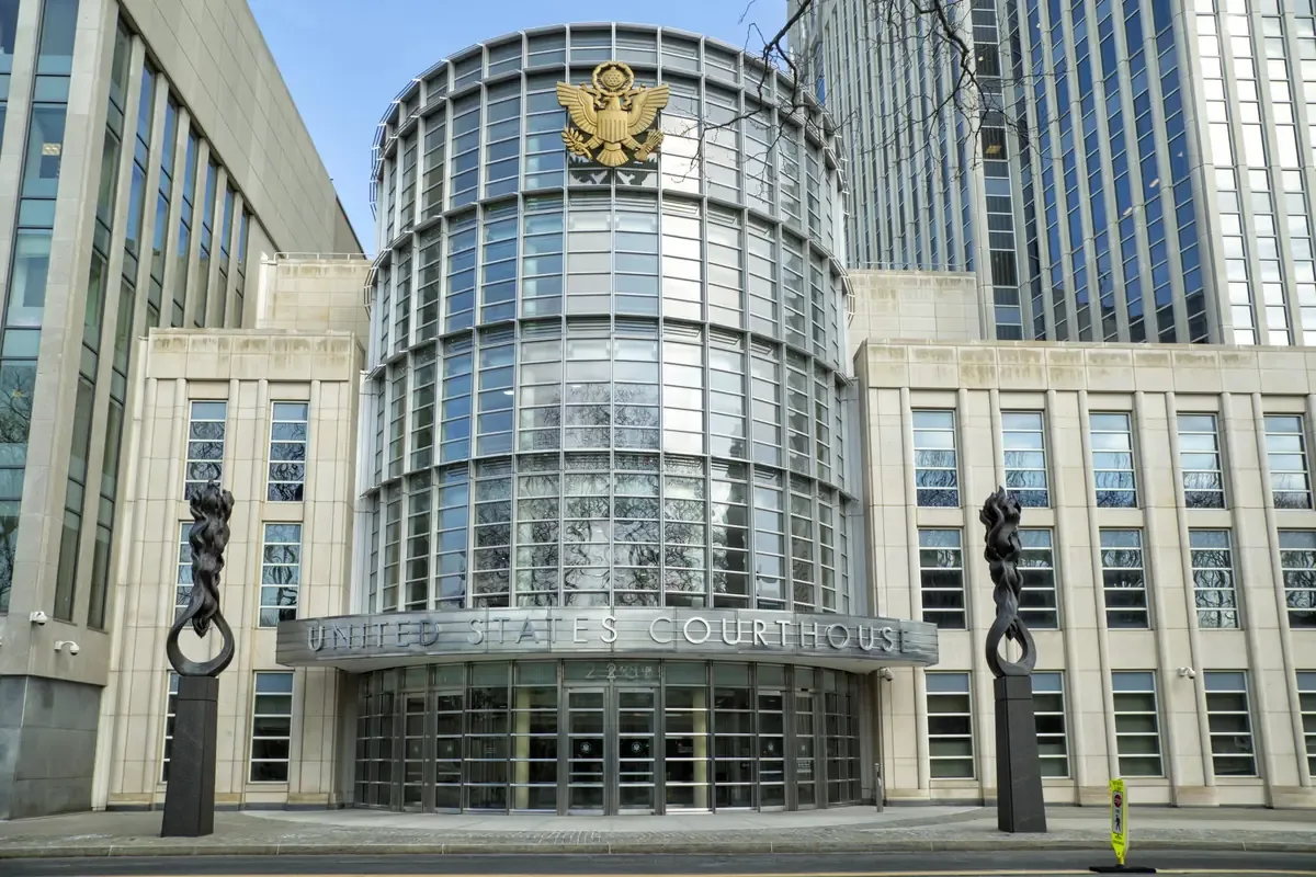 Un juez federal desestimó las alegaciones de un exprofesor sobre discriminación racial en el sistema educativo de Nueva York.
