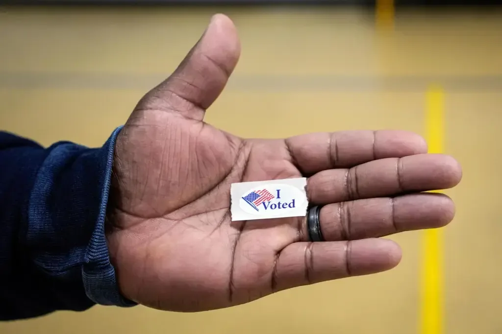 Un juez federal respalda la ley de identificación con foto para votantes, desestimando alegaciones de discriminación.