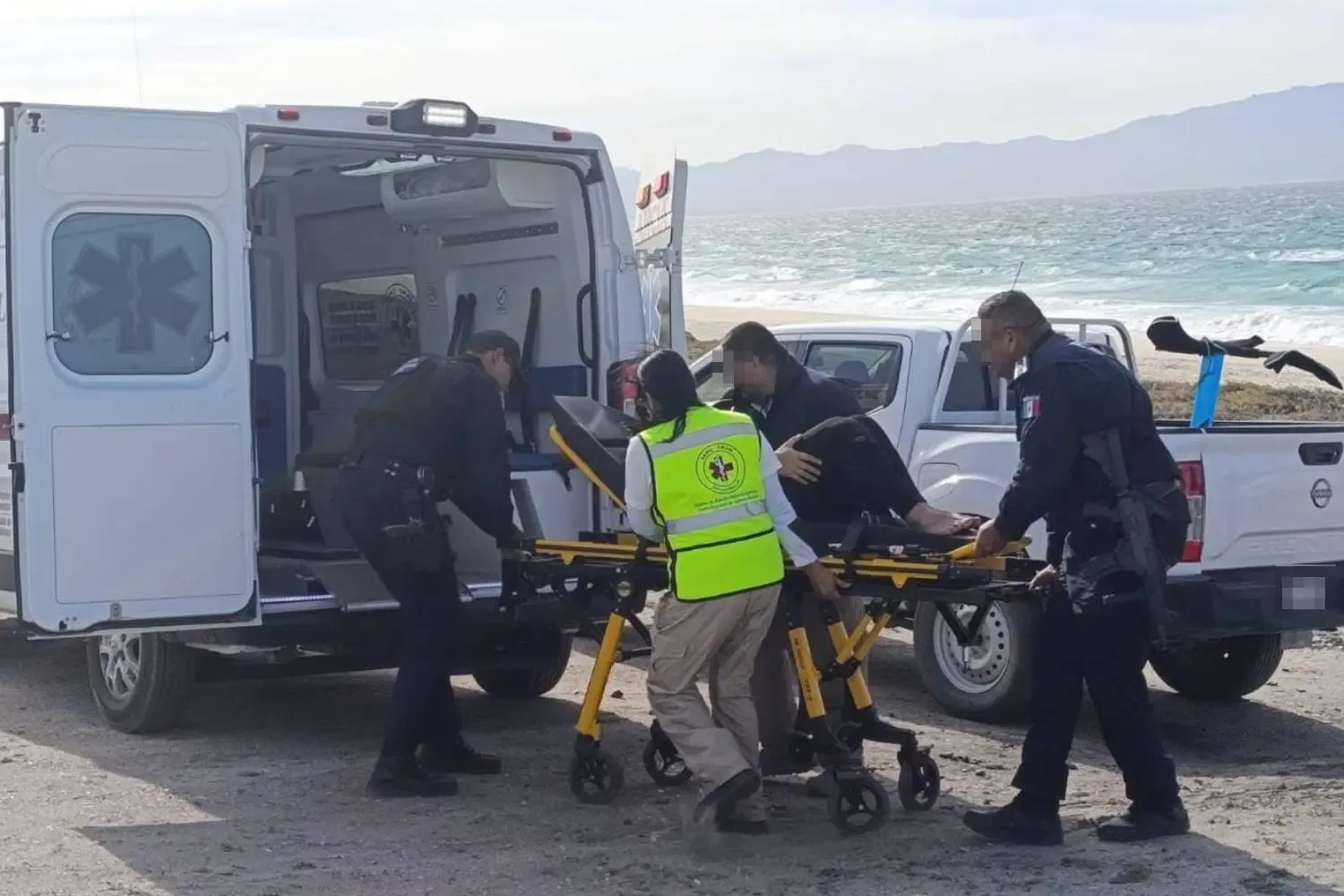 Un kitesurfista asistido por paramédicos tras un accidente en playa El Faro.