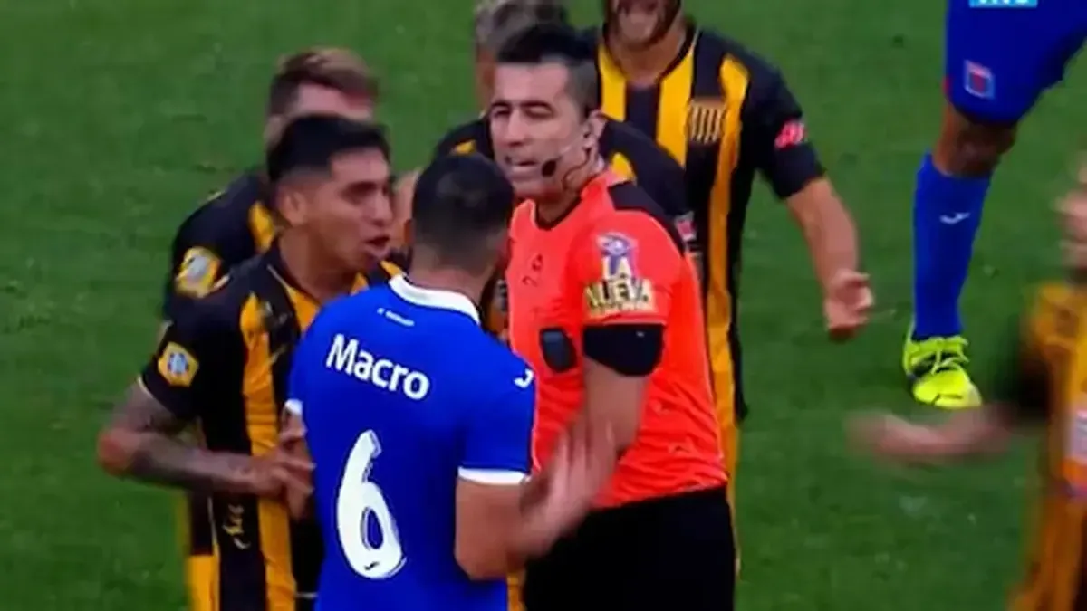 Un legislador acusa a Lobo Medina de manipulación de resultados en un partido de fútbol.