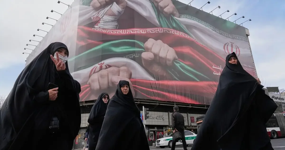 Un manifestante sostiene una pancarta en las protestas en Irán.