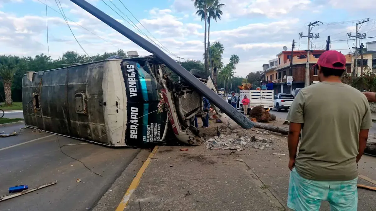 Un microbús de la ruta Serapio Venegas pierde el control y causa daños significativos en el Bulevar Adolfo López Mateos.