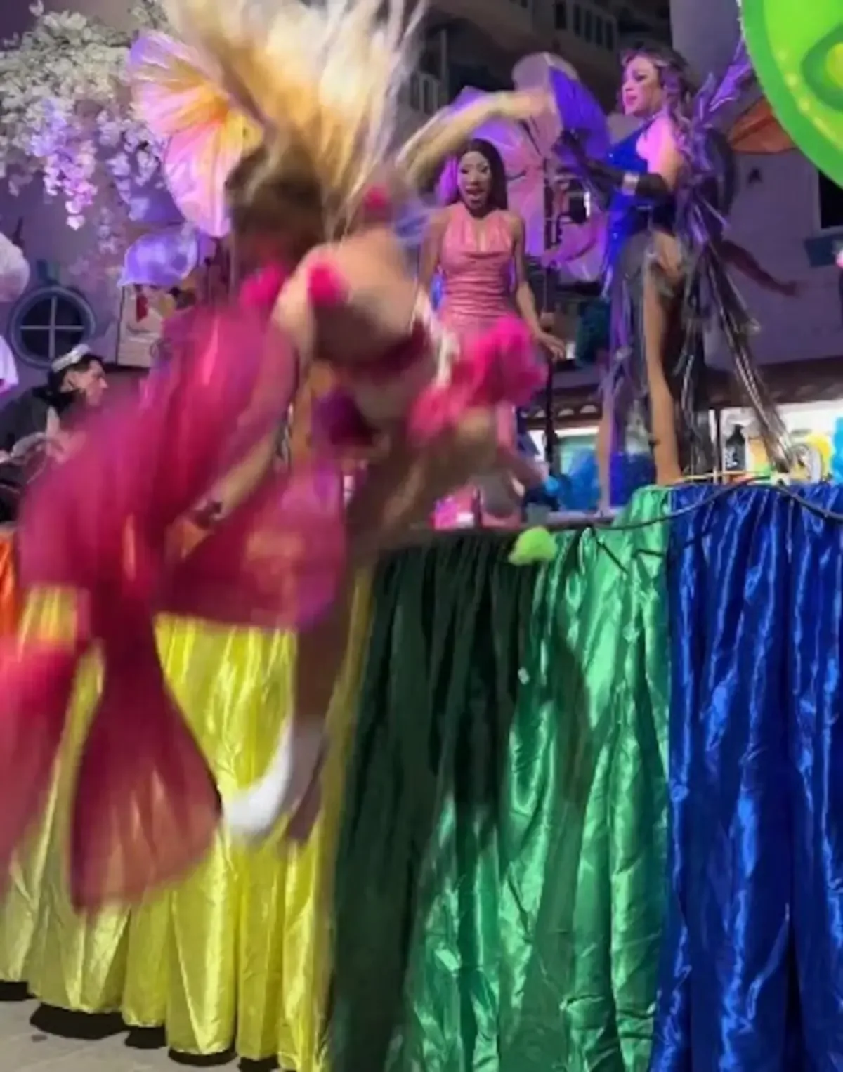 Un momento sorprendente en el carnaval no detuvo la celebración de la diversidad.