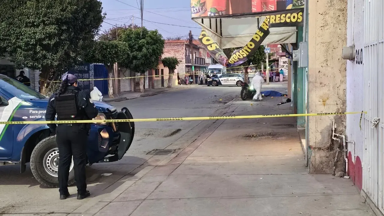 Un motociclista falleciò tras chocar contra un árbol en León, Guanajuato.