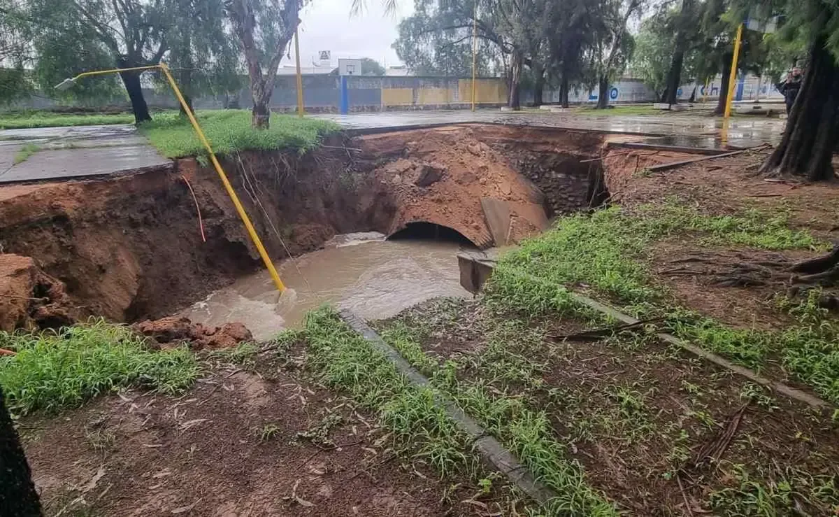 Las intensas lluvias causaron inundaciones y el desbordamiento de un socavón en Aguascalientes.