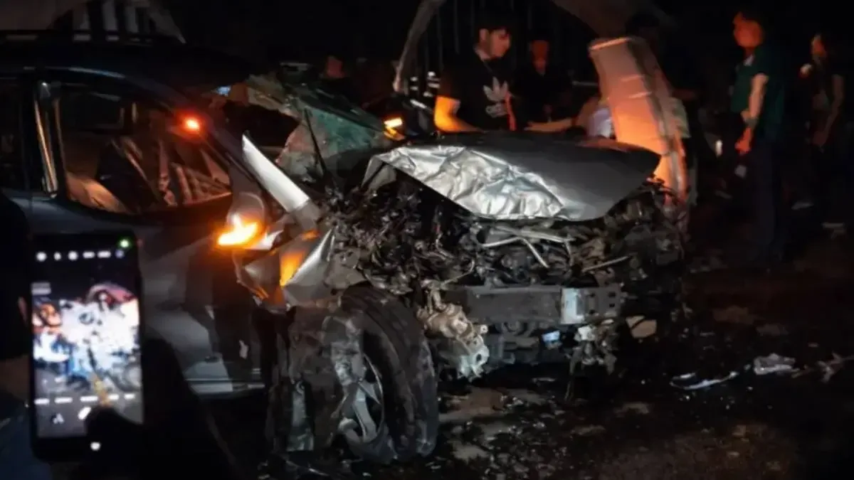 Un neumático reventó, provocando que el conductor perdiera el control y chocara contra un puente.