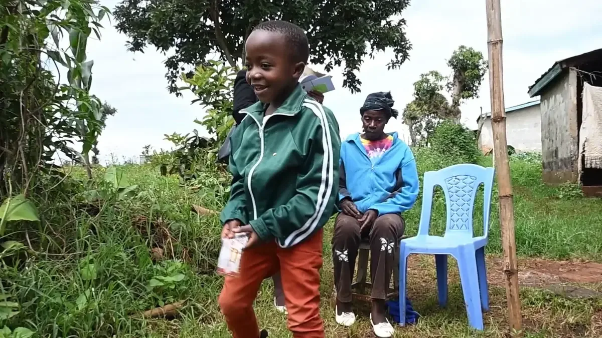 La historia de Stephen Mwangi destaca el impacto del programa de salud infantil CHEP en comunidades vulnerables de Kenia.