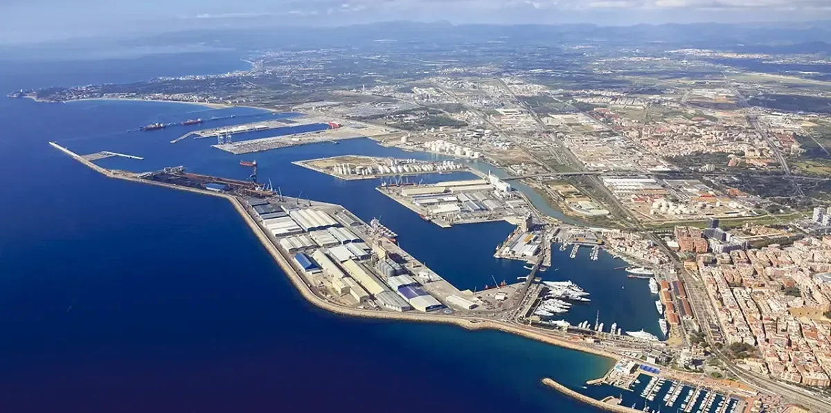 Un nuevo informe indica la necesidad de diversificación y mejora en la conectividad del Puerto de Tarragona para su desarrollo futuro.