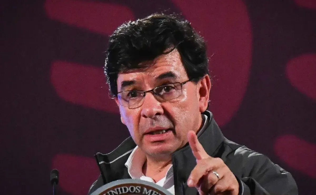Un nuevo libro expone la conexión entre Ramírez Cuevas y Sergio Carmona, revelando implicaciones electorales.