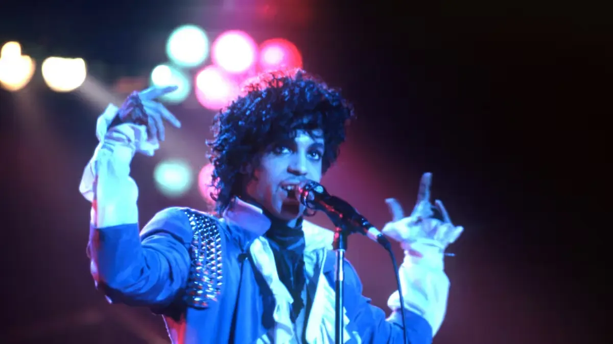 Un nuevo libro rinde homenaje a la obra maestra de Prince, a diez años de su fallecimiento.