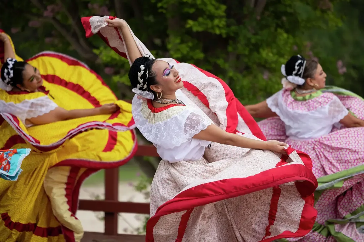 Un nuevo residente comparte sus aprendizajes sobre el Cinco de Mayo y su significado cultural.