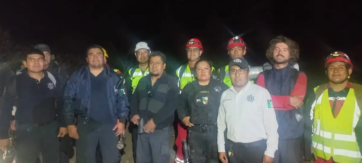 Un operativo coordinado aseguró la localización y rescate de un joven en zona montañosa.