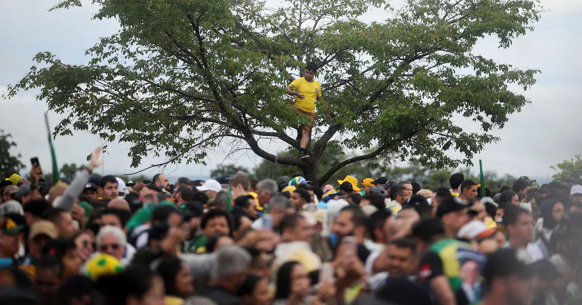 "Un rayo impacta la manifestación pro-Bolsonaro en Brasilia, generando caos."
