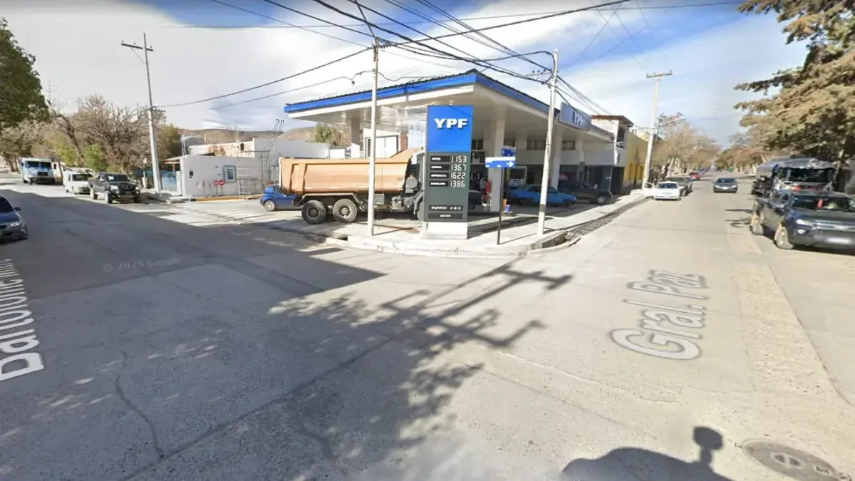 Un reciente ataque en Chos Malal dejó a un joven gravemente herido; un agente de la Policía de Neuquén está involucrado.