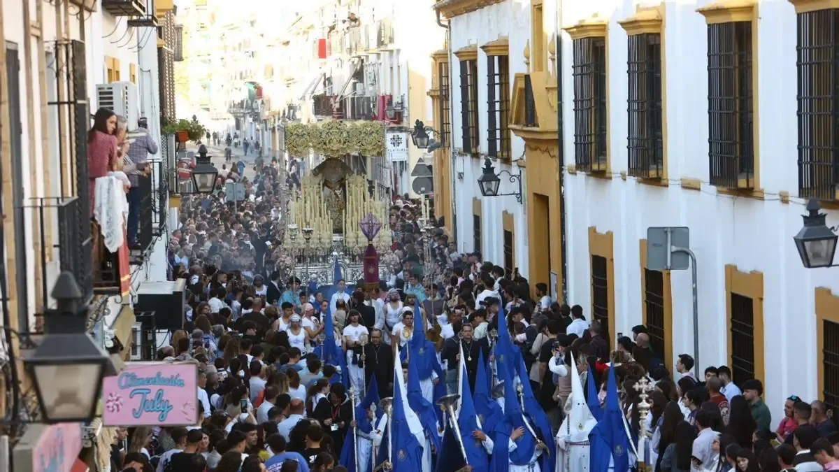 Un recorrido único por las calles de Córdoba marca el inicio de la Semana Santa con diversas cofradías.