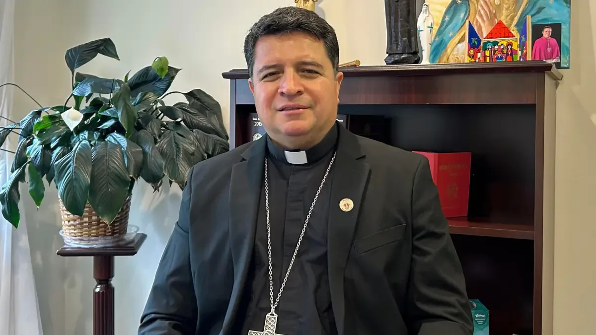 Evelio Menjívar es el primer obispo salvadoreño en Virginia Occidental, llevando su experiencia migrante a su nueva misión.