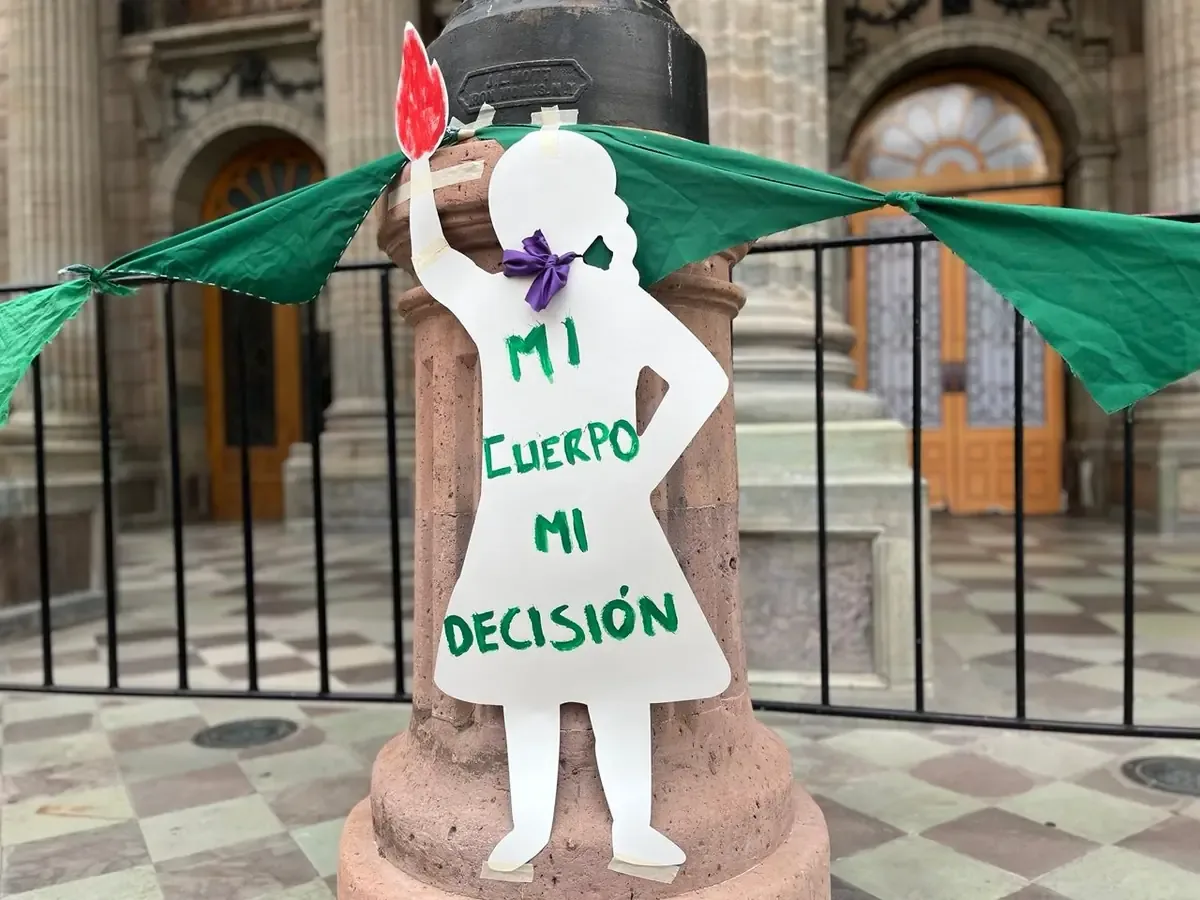 Un senador asegura que la Suprema Corte puede forzar al Congreso a despenalizar el aborto, generando un intenso debate político.