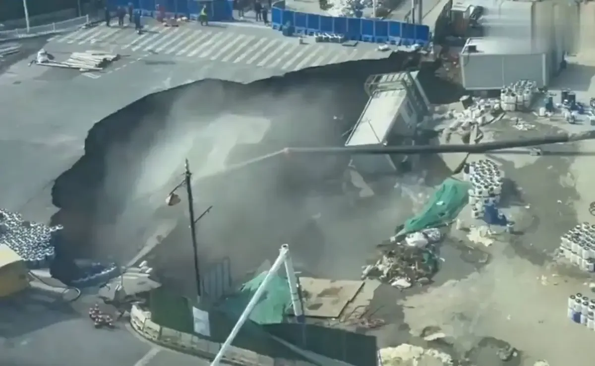 Un socavón impactante se abre sin dejar heridos, generando preocupación en la zona.