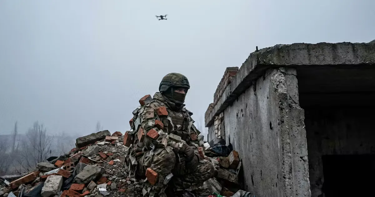 "Un soldado ruso utilizando camuflaje innovador en el frente de Ucrania."