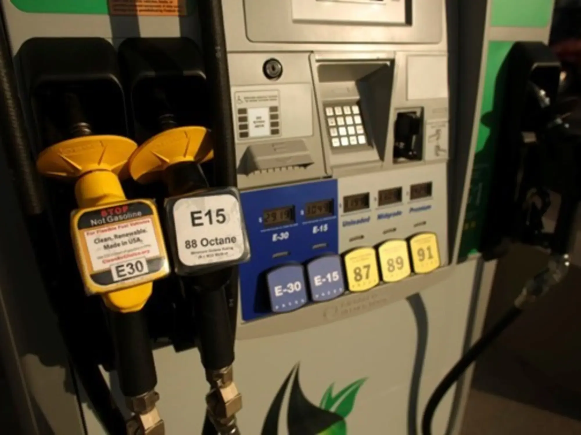 Un surtidor de gasolina mostrando nueva información sobre costos por 100 km.