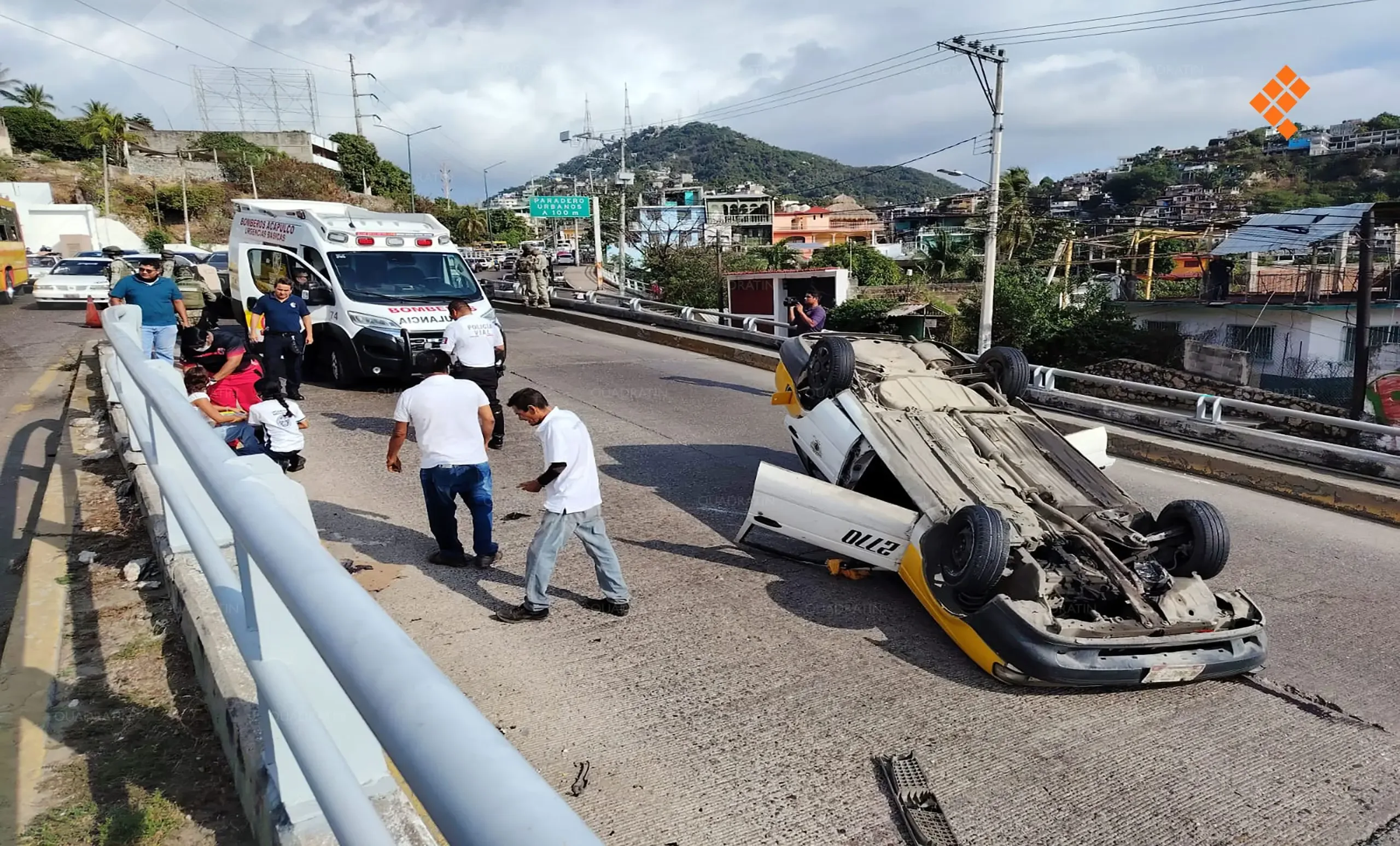 Un taxi colectivo volcado en la carretera federal de Acapulco.