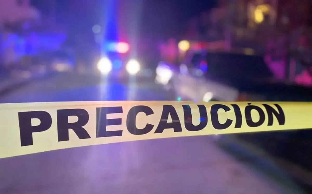 Un taxista ignoró una señal de alto, resultando en varios lesionados y daños materiales.