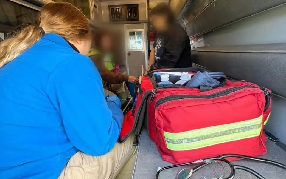 Un toro causó caos en el centro del municipio, dejando heridos y daños materiales.