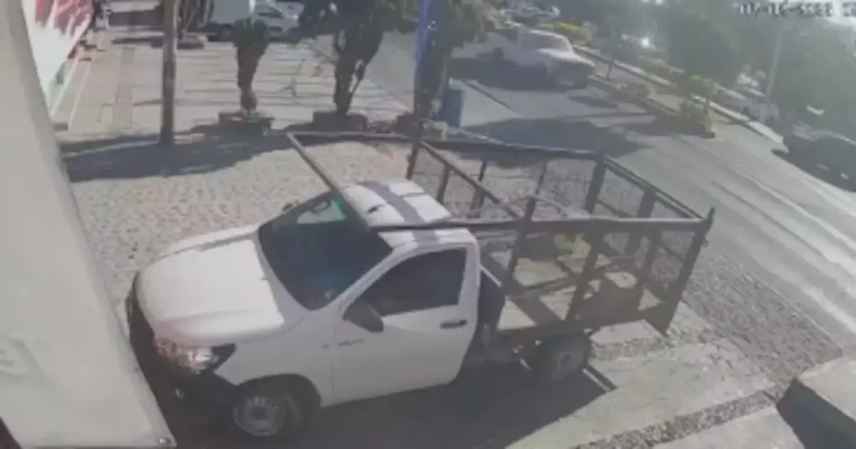 Un toro suelto provocó daños y dejó seis personas heridas en las calles.