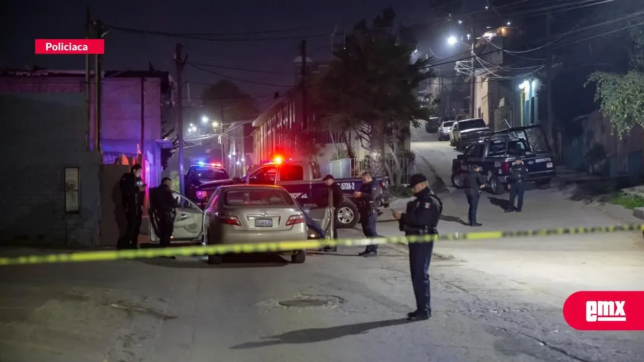 Un Toyota Camry en el que se encontró el cuerpo sin vida de un hombre en Tijuana.