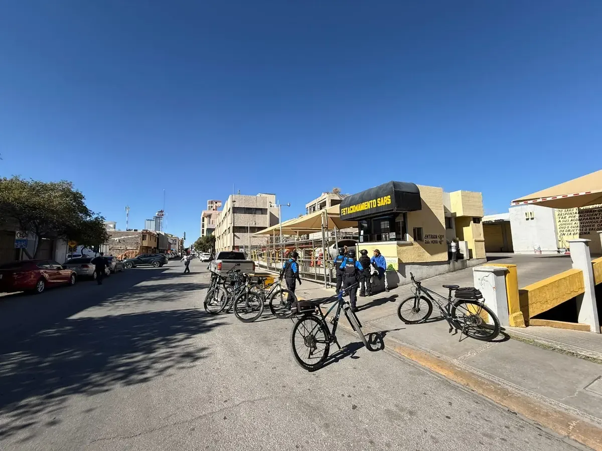 Un trabajador agredió verbalmente a oficiales en un incidente controlado.