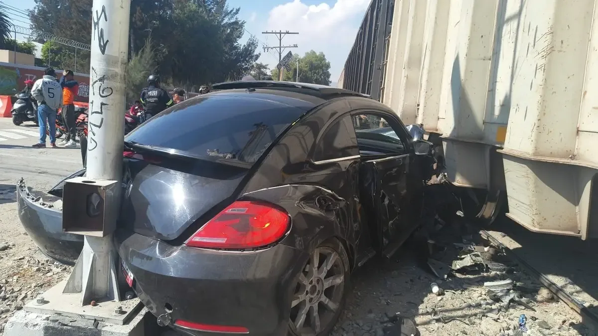 Un tren arrolló un automóvil en Ecatepec, resultando en lesiones para el conductor.