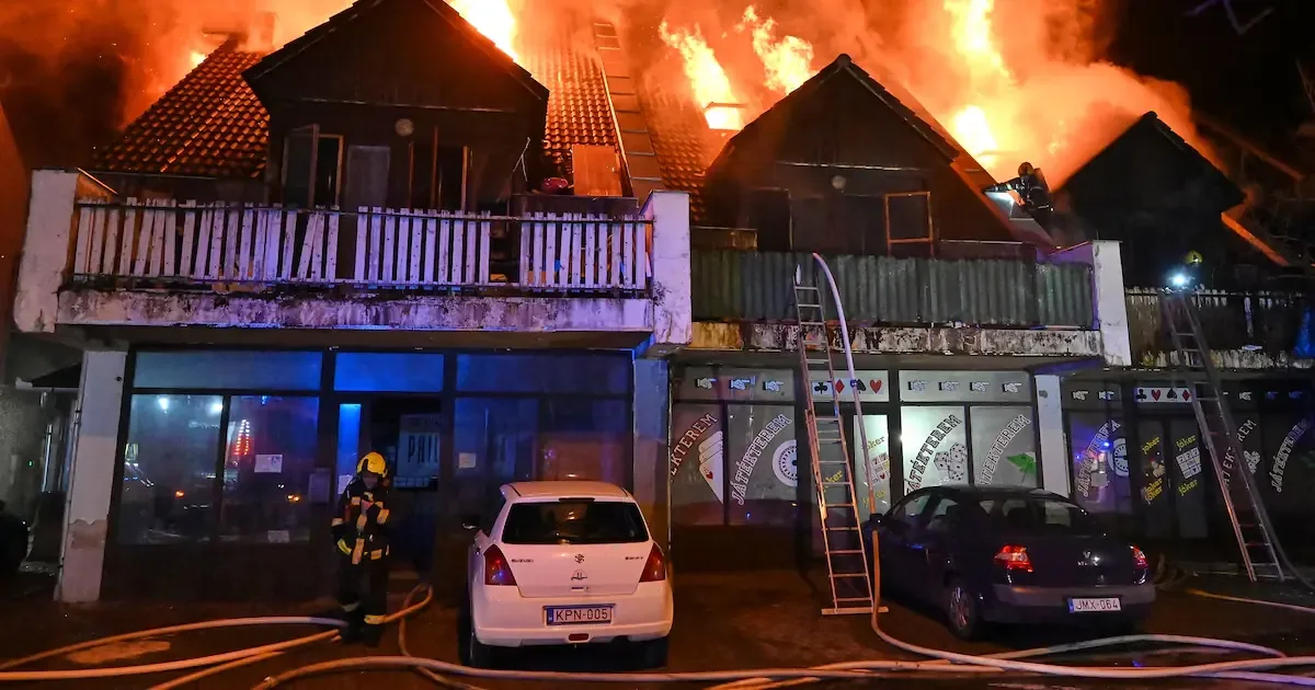 Un trágico incendio en un alojamiento temporal deja una estela de destrucción y heridos en Hungría.