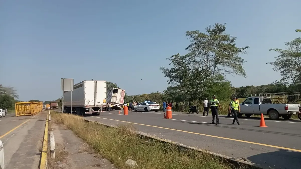 Un tráiler impactó un puente peatonal, dejando herido al chofer y generando rapiña en la zona.