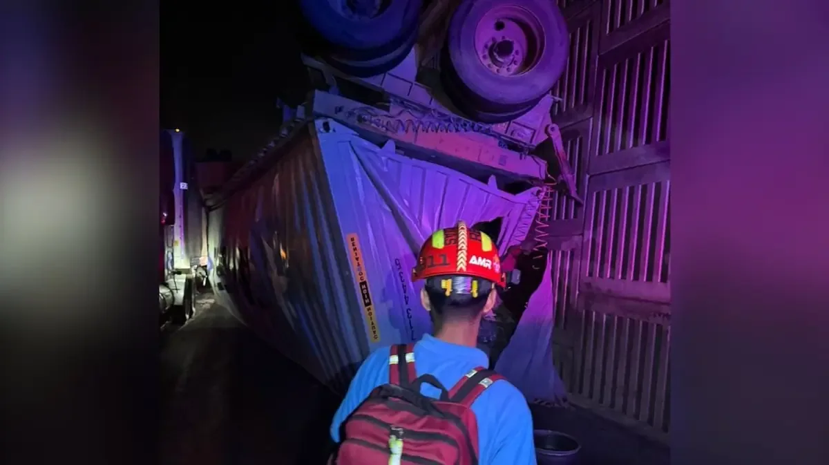 Un tráiler perdió su carga en un paso elevado, ocasionando afectaciones viales y movilización de cuerpos de auxilio.