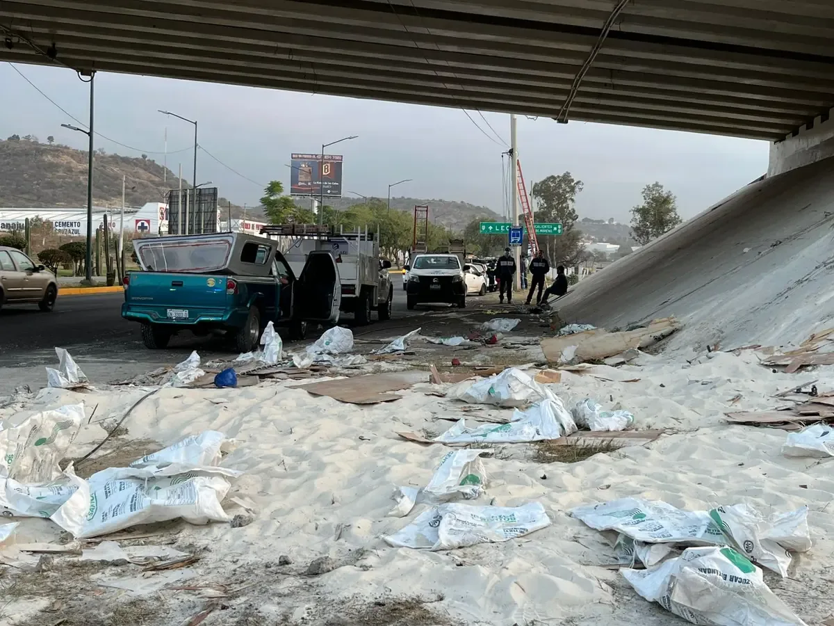 Un tráiler volcó en un puente, causando caos vehicular y repercusiones en la carretera.