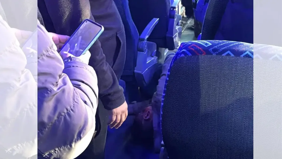 Un usuario del transporte público se defendió de un asalto y resultó herido uno de los delincuentes en Tlalnepantla.