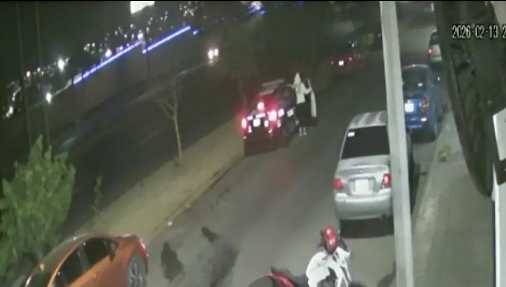 Un video muestra a un oficial transportando a una mujer en su patrulla, lo que ha suscitado preocupación entre los ciudadanos.