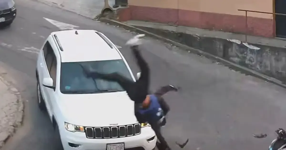 Un video muestra el impacto de un motorista en Santa Catarina Pinula, generando advertencias sobre la seguridad vial.