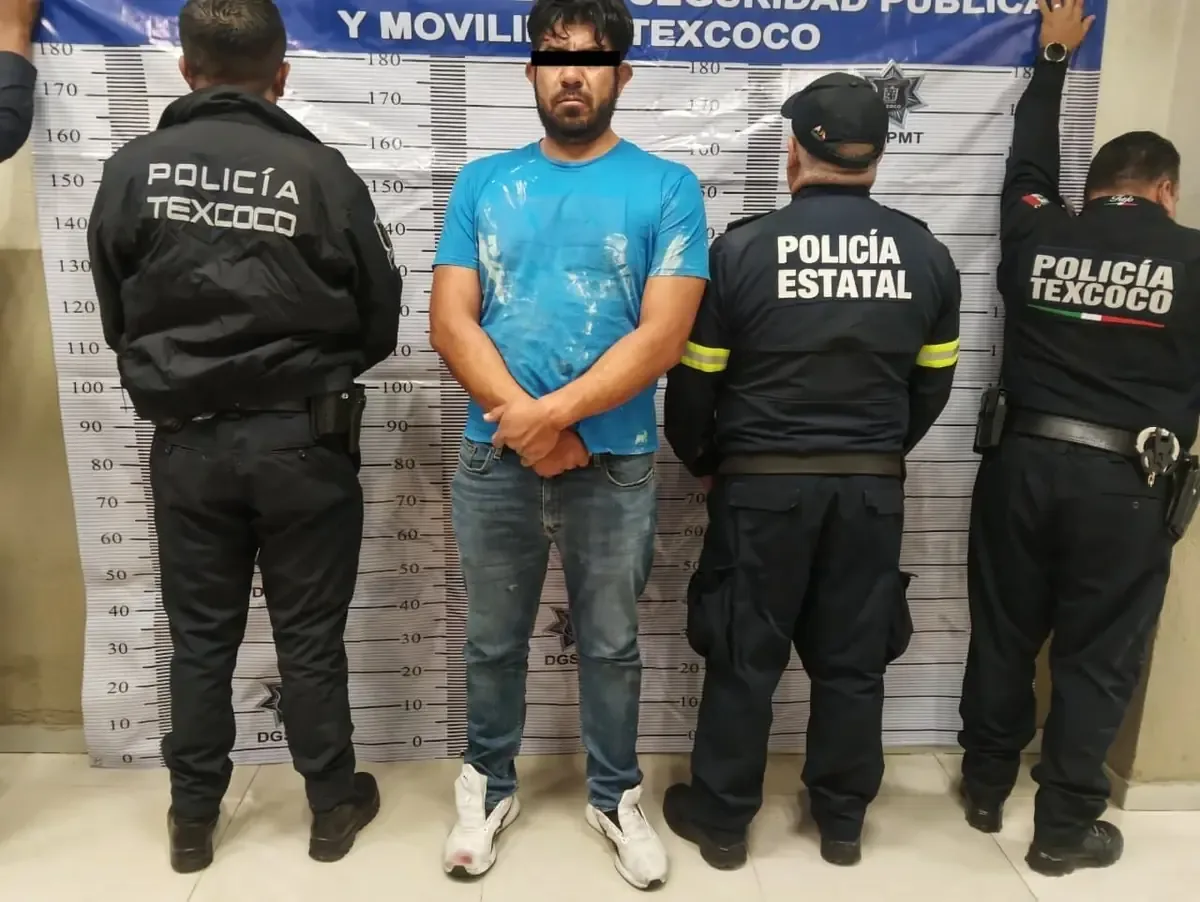 Un vigilante operativo detuvo a un sujeto señalado de agredir a su esposa con un arma larga en Texcoco.