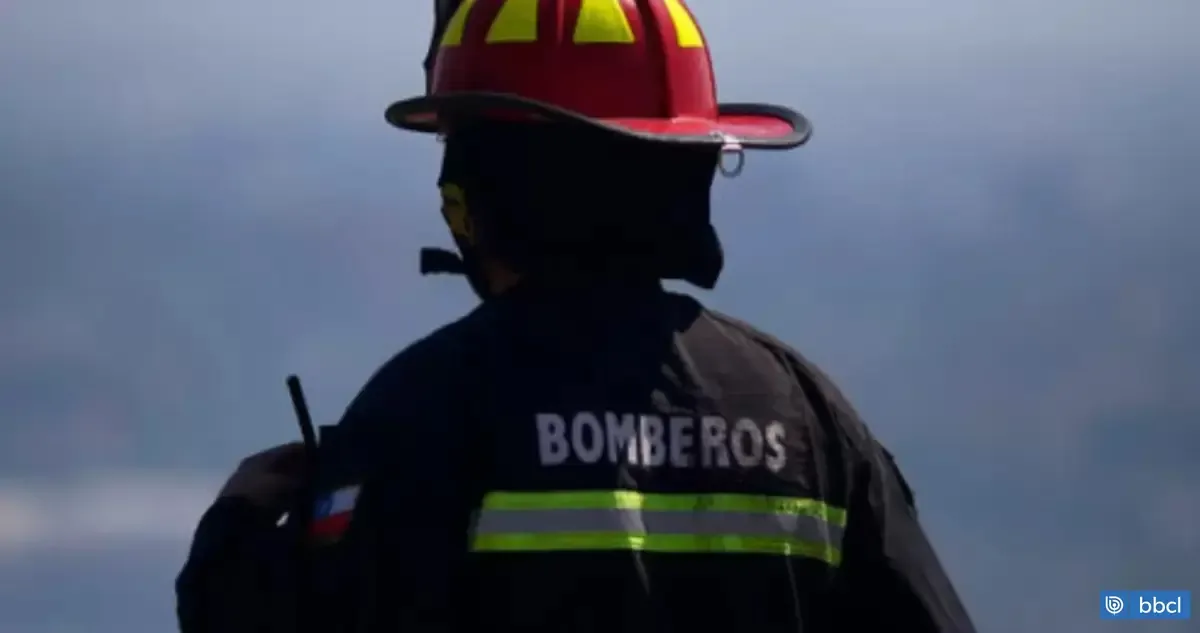 Un voluntario de Bomberos es acusado de mentir en casos del estallido social en Santiago, lo que podría tener graves repercusiones legales.